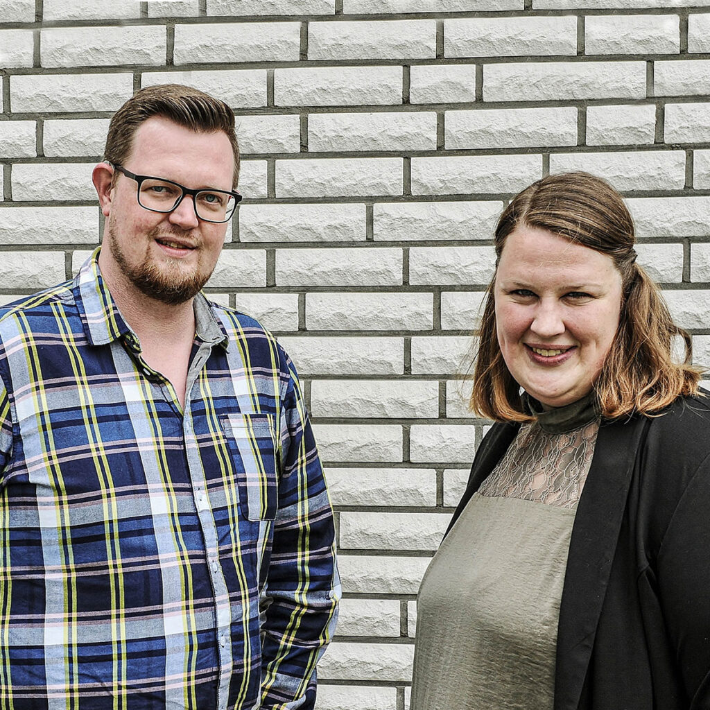 Portrait Mann und Frau vor weißer Ziegelwand