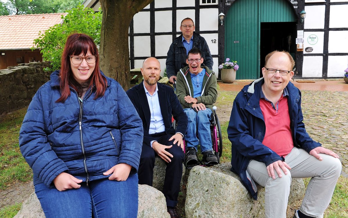 Nicole Wiedkamp (links), Nico Rogel (im Rollstuhl) und Kai-Jan Arends (rechts) bilden den neuen Beirat.