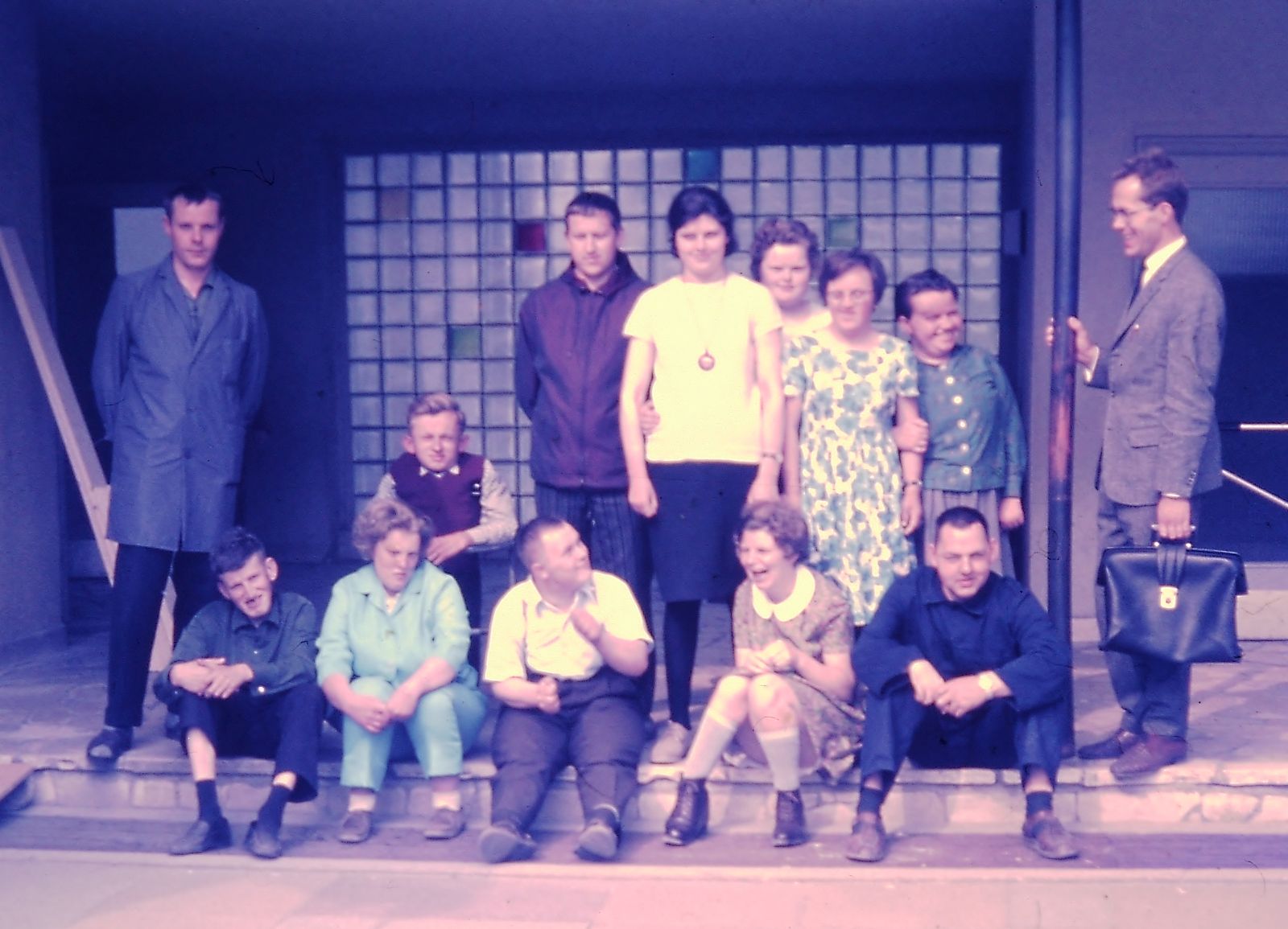 1968: Hans-Martin Lagemann mit den ersten Beschäftigten vor der alten Ledder Volksschule.