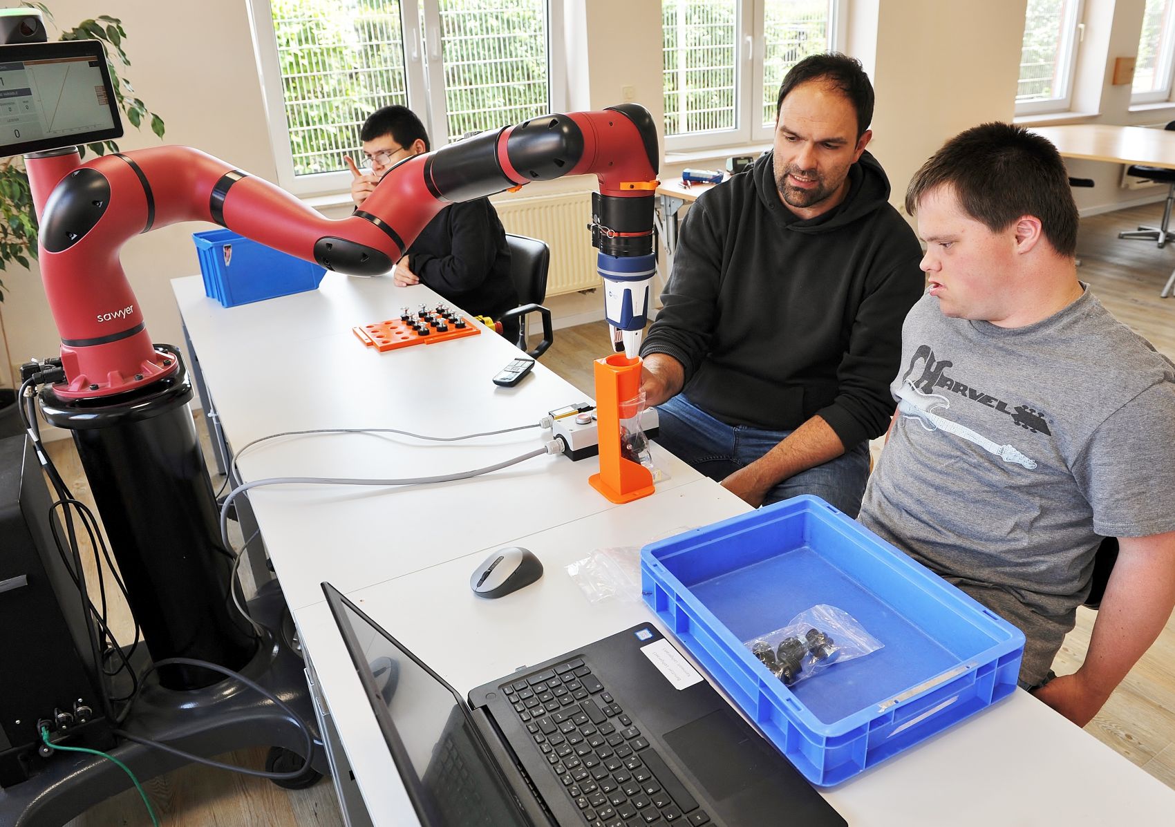 Mit diesem Roboterarm können Beschäftigte am Arbeitsprozess teilhaben.